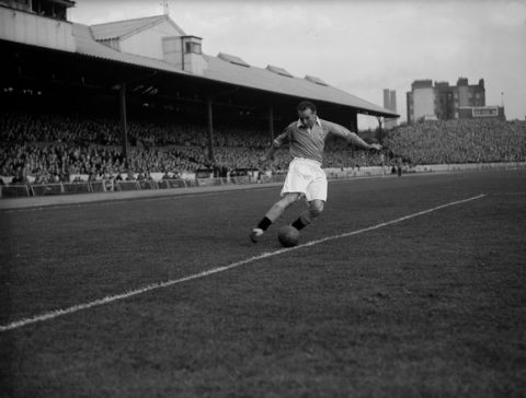 16th September 1952:  Stanley Matthews of Blackpool Football Club and England, in action.  (Photo by Frank Harrison/Fox Photos/Getty Images)
