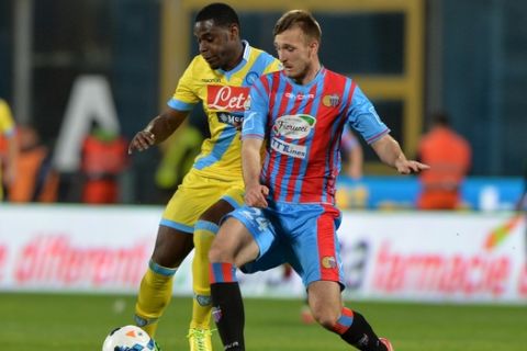 Napoli forward Duvan Zapata, left, of Colombia, challenges for the ball with Catania defender Norbert Gyomber, of Slovakia, during the Serie A soccer match between Catania and Napoli at the Angelo Massimino stadium in Catania, Italy, Wednesday, March 26, 2014. (AP Photo/Carmelo Imbesi)