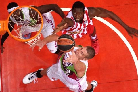ATHENS, GREECE - OCTOBER 24:  Colton Iverson, #4 of Laboral Kutxa Vitoria competes with Bryant Dunston, #6 of Olympiacos Piraeus during the 2014-2015 Turkish Airlines Euroleague Basketball Regular Season Date 2 between Olympiacos Piraeus v Laboral Kutxa Vitoria at Peace and Friendship Stadium on October 24, 2014 in Athens, Greece.  (Photo by Nikos Paraschos/EB via Getty Images)