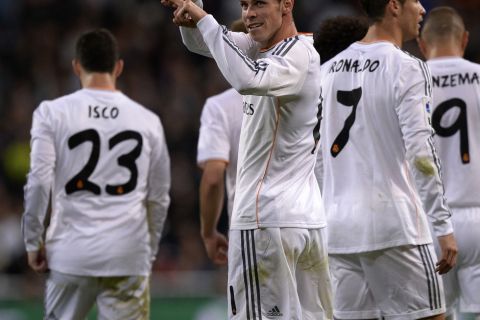 Partido de Liga entre el Real Madrid y el Sevilla en el Bernabéu. En la imagen, Bale celebra uno de sus goles. 

Spanish League match between Real Madrid and Sevilla. In this picture, Bale celebrates one of their goals.