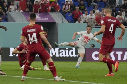 Ο Σερντάν Σακίρι σουτάρει για το 1-0 της Ελβετίας κόντρα στη Σερβία