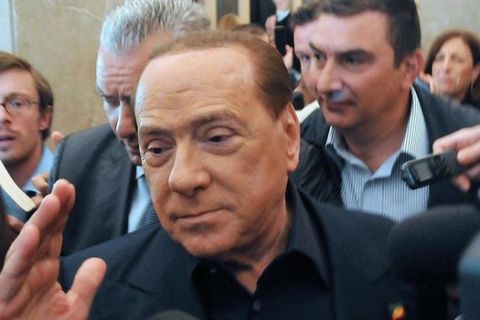 Il leader di FI, Silvio Berlusconi, circondato da alcuni sostenitori mentre lascia l'Hotel Palace di Bari diretto a Lecce. ANSA/LUCA TURI