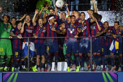BERLIN, GERMANY - JUNE 06:  Xavi Hernandez of Barcelona lifts the trophy as he celebrates victory with team mates after the UEFA Champions League Final between Juventus and FC Barcelona at Olympiastadion on June 6, 2015 in Berlin, Germany.  (Photo by Shaun Botterill/Getty Images)