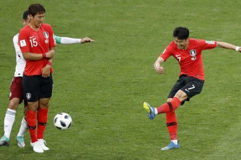 South Korea's Son Heung-min, right, kicks the ball to score his team's first goal during the group F match between Mexico and South Korea at the 2018 soccer World Cup in the Rostov Arena in Rostov-on-Don, Russia, Saturday, June 23, 2018. (AP Photo/Efrem Lukatsky)