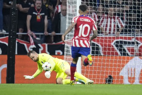 Ο Άνχελ Κορέα της Ατλέτικο σε στιγμιότυπο με τον Σιμόν Μινιολέ της Μπριζ για τη φάση των ομίλων του Champions League 2022-2023 στο "Μετροπολιτάνο", Μαδρίτη | Τετάρτη 12 Οκτωβρίου 2022
