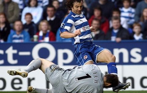 Reading v Chelsea, Premiership match, Madejski Stadium. [pic] Graham Hughes

Petr Cech is knocked out by Stephen Hunt in the first minute