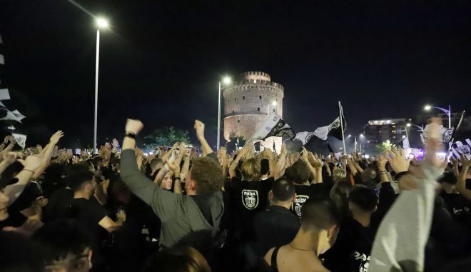 ΠΑΟΚ: Χιλιάδες οπαδοί του Δικεφάλου έστησαν πάρτι στον Λευκό Πύργο