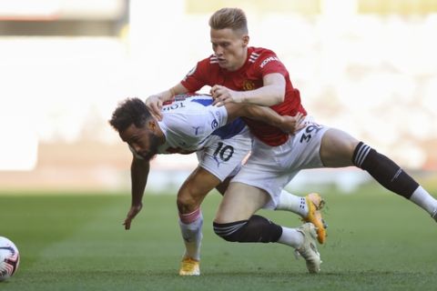 Crystal Palace's Andros Townsend, left, and Manchester United's Scott McTominay challenge for the ball during the English Premier League soccer match between Manchester United and Crystal Palace at the Old Trafford stadium in Manchester, England, Saturday, Sept. 19, 2020. (Richard Heathcote/Pool via AP)