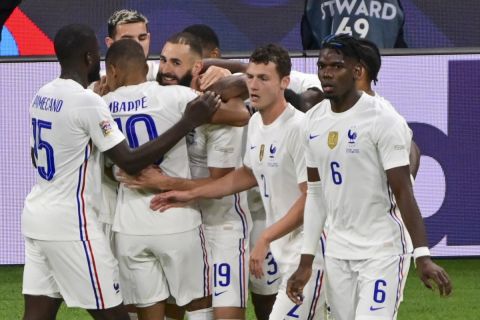 Οι παίκτες της Γαλλίας πανηγυρίζουν το γκολ του Μπενζεμά