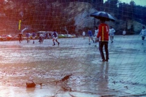 Γκολκίπερ με ομπρέλα σε ελληνικό γήπεδο!