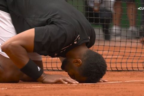 Roland Garros: Ανατριχιαστικό standing ovation στο τελευταίο παιχνίδι του Τσονγκά