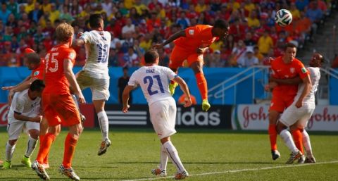 SAO PAULO, BRAZIL - JUNE 23:  Leroy Fer of the Netherlands scores his team's first goal on a header during the 2014 FIFA World Cup Brazil Group B match between the Netherlands and Chile at Arena de Sao Paulo on June 23, 2014 in Sao Paulo, Brazil.  (Photo by Clive Rose/Getty Images)