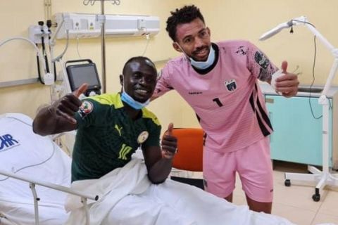Ο Σαντιό Μανέ με τον Βοζίνια στο νοσοκομείο μετά τη σφοδρή σύγκρουσή τους στο Σενεγάλη - Πράσινο Ακρωτήρι