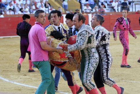 epa05417588 Spanish bullfighter Victor Barrio, 29, is carried out from the bullring after being gored during a bullfight held on the occasion of Feria del Angel in Teruel, Aragon (Spain), 09 July 2016. Barrio died due to the injures after being seriously gored by his third bull.  EPA/ANTONIO GARCIA
