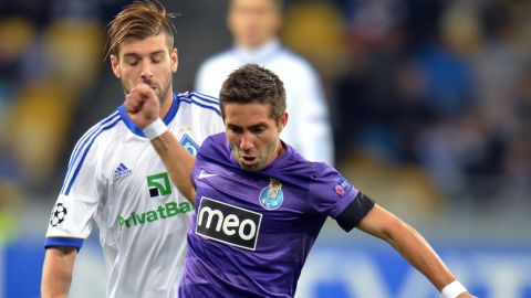 FC Dynamo Kiev's Miguel Veloso (L) fights for the ball with FC Porto's Joao Moutinho(R) on November 6, 2012 during a UEFA Champions League, Group A, football match in Kiev. AFP PHOTO / SERGEI SUPINSKY        (Photo credit should read SERGEI SUPINSKY/AFP/Getty Images)