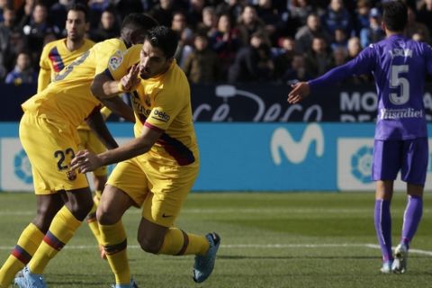 Barcelona's Luis Suarez, second right, celebrates after scoring his side's opening goal during a Spanish La Liga soccer match between Leganes and FC Barcelona at the Butarque stadium in Madrid, Spain, Saturday Nov. 23, 2019. (AP Photo/Paul White)