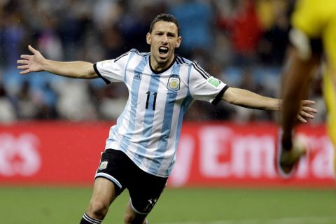 Ο Μάξι Ροντρίγκες πανηγυρίζει γκολ του στα πέναλτι με την Αργεντινή στο Παγκόσμιο Κύπελλο του 2014