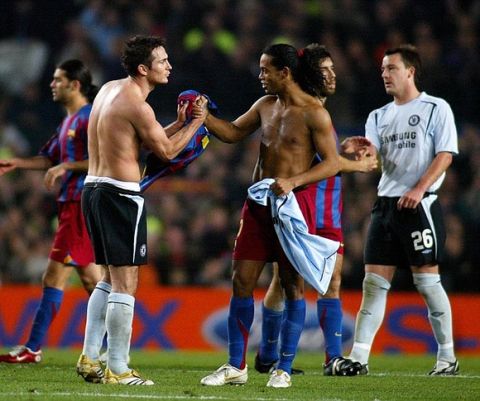 Barcelona, SPAIN:  Chelsea's  Frank Lampard (L) shakes hands with Barcelona's Ronaldinho after their match during their Champions League football match at the Nou Camp in Barcelona 07 March 2006. Barcelona qualify for the quarter-finals.  AFP PHOTO/CESAR RANGEL  (Photo credit should read CESAR RANGEL/AFP/Getty Images)