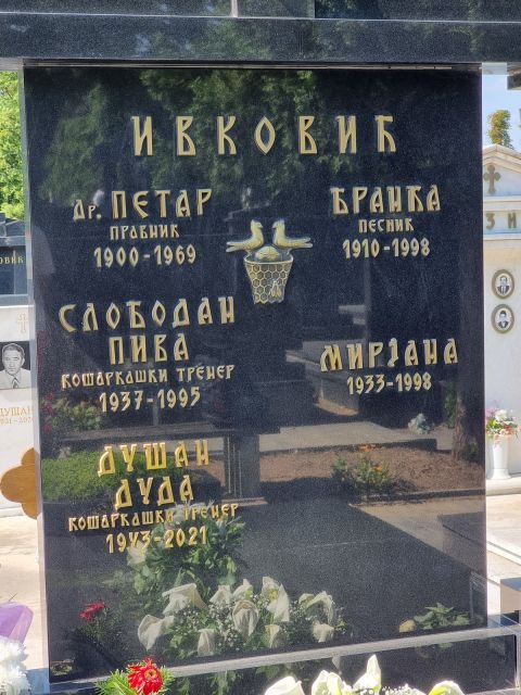 Το μνημείο του Ντούσαν Ίβκοβιτς