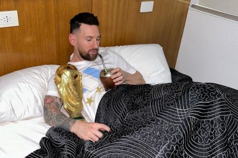 Ο Μέσι ποζάρει με το Παγκόσμιο Κύπελλο στο κρεβάτι του