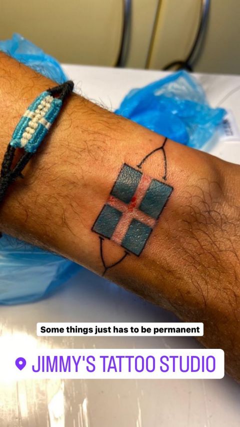 Ο Μάικ Μπατίστ έκανε τατουάζ την ελληνική σημαία