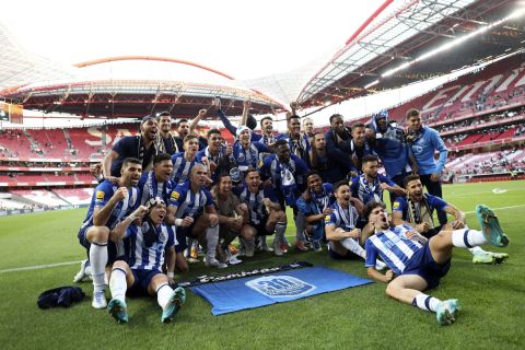 Οι παίκτες της Πόρτο πανηγυρίζουν την κατάκτηση της Primeira Liga 2021-2022 ύστερα από τη νίκη επί της Μπενφίκα στο "Λουζ", Λισαβόνα | Σάββατο 7 Μαΐου 2022