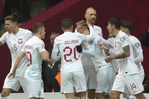 Οι παίκτες της Πολωνίας πανηγυρίζουν γκολ που σημείωσαν κόντρα στην Αλβανία για τους προκριματικούς ομίλους του Euro 2024 στο "Ναροντόβι", Βαρσοβία | Δευτέρα 27 Μαρτίου 2023