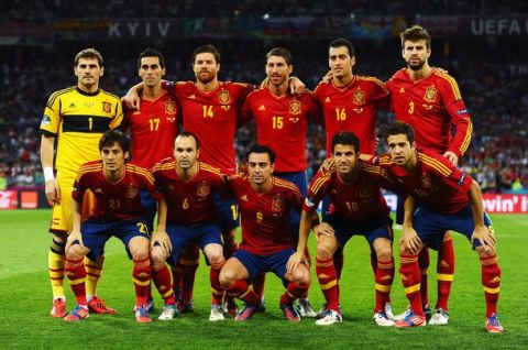 KIEV, UKRAINE - JULY 01:  (L-R back) Iker Casillas, Alvaro Arbeloa, Xabi Alonso,  Sergio Ramos, Sergio Busquets and Gerard Pique, (L-R front) David Silva, Andres Iniesta, Xavi Hernandez, Cesc Fabregas and Jordi Alba of Spain line up for a team photograph before the UEFA EURO 2012 final match between Spain and Italy at the Olympic Stadium on July 1, 2012 in Kiev, Ukraine.  (Photo by Laurence Griffiths/Getty Images)