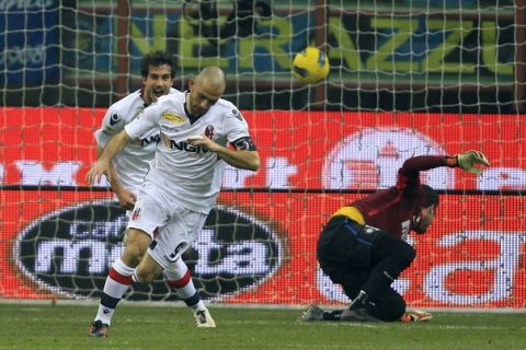 Bologna's Marco Di Vaio (L) celebrates after scoring past Inter Milan goalkeeper Julio Cesar during their Italian Serie A soccer match at Giuseppe Meazza in Milan, February 17, 2012. REUTERS/Stefano Rellandini ( ITALY - Tags: SPORT SOCCER)