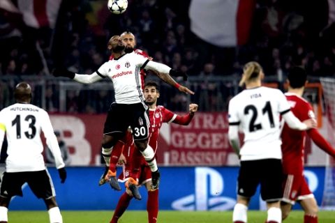 Bayern's Arturo Vidal, third from left, and Besiktas' Vagner Love challenge for the ball during the Champions League round of 16 first leg soccer match between Bayern Munich and Besiktas Istanbul in Munich, southern Germany, Tuesday, Feb. 20, 2018.  (Sven Hoppe/dpa via AP)