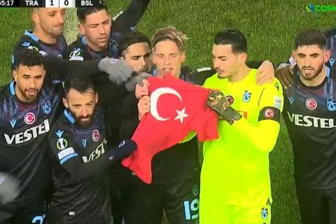 Σεισμός στην Τουρκία: Οι παίκτες της Τράμπζονσπορ πανηγύρισαν με τουρκική σημαία το γκολ του Στρίγκερ Λάρσεν