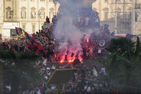 Μίλαν: Κάηκε το Μιλάνο στην παρέλαση των ροσονέρι για την κατάκτηση του πρωταθλήματος
