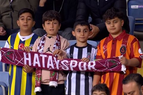 Παιδιά στην Τουρκία με διαφορετικές φανέλες στέλνουν ένα ηχηρό μήνυμα