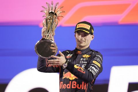 Ο Μαξ Φερστάπεν στο Grand Prix της Σαουδικής Αραβίας με το τρόπαιο της πρώτης θέσης