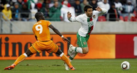Portugal's Deco, right, is tackled by Ivory Coast's Cheick Tiote during the World Cup group G soccer match between Ivory Coast and Portugal at Nelson Mandela Bay Stadium in Port Elizabeth, South Africa, Tuesday, June 15, 2010.  (AP Photo/Armando Franca)