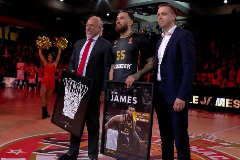 Η ξεχωριστή τελετή της EuroLeague προς τιμήν του Μάικ Τζέιμς για την ανάδειξή του σε πρώτο σκόρερ στην ιστορία της διοργάνωσης