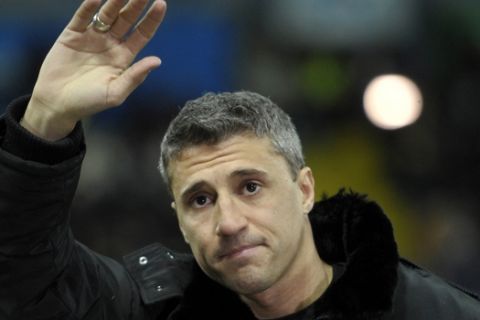 Argentine forward Hernan Crespo waves to supporters prior to the start of the Serie A soccer match between Parma and Fiorentina, in Parma, Wednesday, Feb. 15, 2012. Crespo will play in the Indian Premier League soccer tournament after spending his career with River Plate, Lazio, AC Milan, Chelsea, Inter Milan, Genoa and Parma teams. (AP Photo/Marco Vasini)