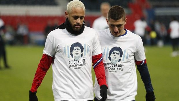 Οι παίκτες της Παρί Σεν Ζερμέν φόρεσαν φανέλες με το πρόσωπο του Ντιέγκο Μαραντόνα για να τιμήσουν τη μνήμη του Αργεντινού θρύλου της μπάλας