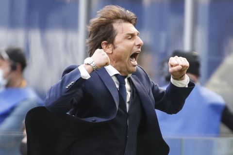 Ο προπονητής της Ίντερ, Αντόνιο Κόντε, πανηγυρίζει τη νίκη απέναντι στη Βερόνα για τη Serie A 2020-2021 στο "Τζιουζέπε Μεάτσα", Μιλάνο | Κυριακή 25 Απριλίου 2021