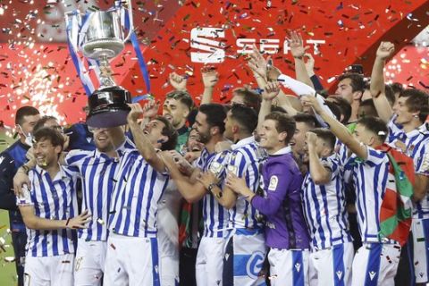 Οι παίκτες της Ρεάλ Σοσιεδάδ πανηγυρίζουν την κατάκτηση του Copa del Rey για τη σεζόν 2020-21 μετά την επικράτησή τους στον τελικό επί της Μπιλμπάο