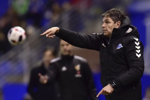 Alaves's head manager Mauricio Pellegrino gives instructions during the Spanish Copa del Rey semifinal second leg soccer match between Alaves and Celta, at Mendizorroza stadium, in Vitoria, northern Spain, Wednesday, Feb. 8, 2017. (AP Photo/Alvaro Barrientos)