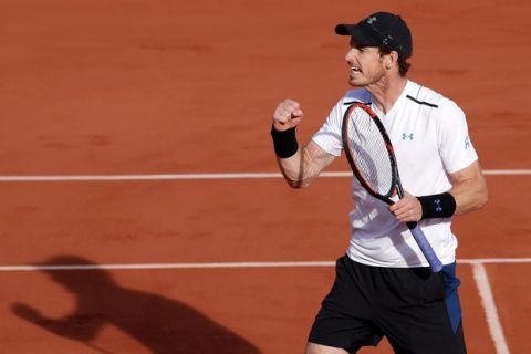 Britain's Andy Murray clenches his fist as he defeats Japan's Kei Nishikori during their quarterfinal match of the French Open tennis tournament at the Roland Garros stadium, Wednesday, June 7, 2017 in Paris. Murray won 2-6, 6-1, 7-6, 6-1. (AP Photo/Christophe Ena)