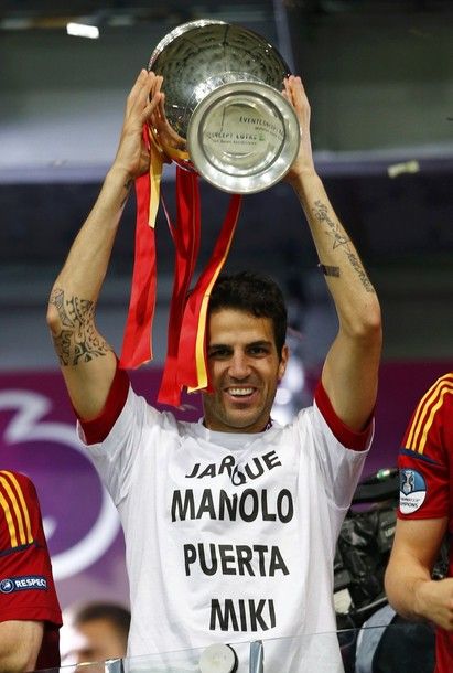 Spain's Cesc Fabregas lifts up the trophy after defeating Italy to win the Euro 2012 final soccer match at the Olympic stadium in Kiev, July 1, 2012.            REUTERS/Eddie Keogh (UKRAINE  - Tags: SPORT SOCCER)