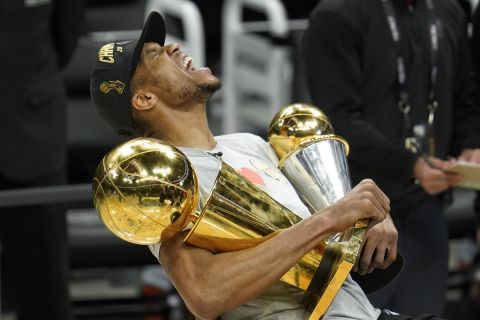 Ο Γιάννης Αντετοκούνμπο αγκαλιά με το πρωτάθλημα και τον τίτλο του MVP στο NBA