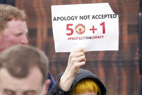 Οι οπαδοί της Μάντσεστερ Γιουνάιτεντ διαμαρτύρονται κατά της ιδιοκτησίας πριν απ' τον αγώνα με τη Λίβερπουλ