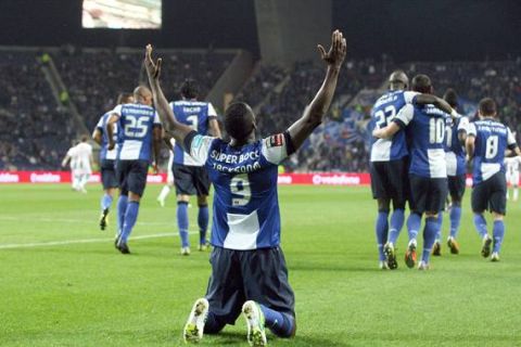 JC103. Porto (Portugal), 02/11/2012 .- FC Porto's Colombian player Jackson Martinez (C) celebrates after scoring against Maritimo during the Portuguese First League soccer match between FC Porto and Maritimo at the Dragao stadium in Porto, Portugal, 02 November 2012. EFE/EPA/JOSE COELHO