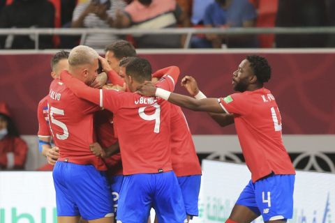 Οι παίκτες της Κόστα Ρίκα πανηγυρίζουν γκολ που σημείωσαν κόντρα στη Νέα Ζηλανδία για το διηπειρωτικό μπαράζ για το Παγκόσμιο Κύπελλο 2022, Αλ Ραγιάν | Τρίτη 14 Ιουνίου 2022