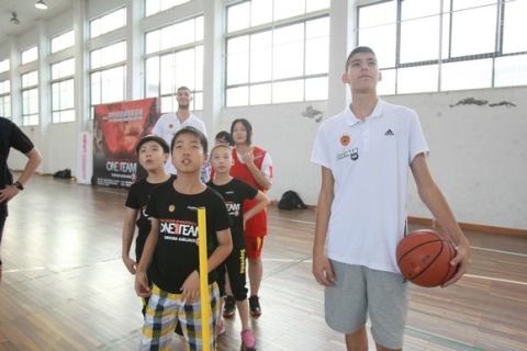 Μαθαίνοντας μπάσκετ στους Κινέζους
