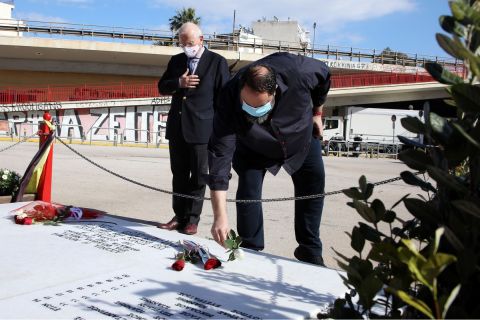Ο Βαγγέλης Μαρινάκης καταθέτει ένα λευκό τριαντάφυλλο στο μνημείο των θυμάτων της Θύρας 7