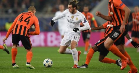 Real Madrid's Welsh forward Gareth Bale (C) vies with Shakhtar Donetsk's players during the UEFA Champions League group A football match between Shakhtar Donetsk and Real Madrid in Lviv on November 25, 2015.  AFP PHOTO / JANEK SKARZYNSKI / AFP / JANEK SKARZYNSKI        (Photo credit should read JANEK SKARZYNSKI/AFP/Getty Images)